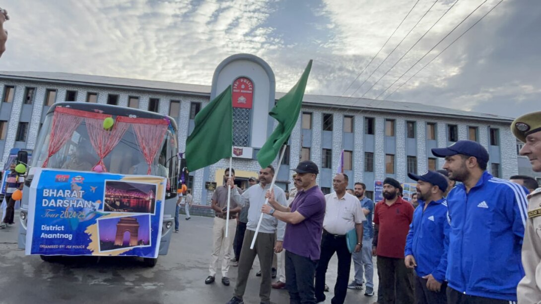  Bharat Darshan : अनंतनाग पुलिस ने जिले के 80 छात्रों को भारत दर्शन Tour पर किया रवाना!