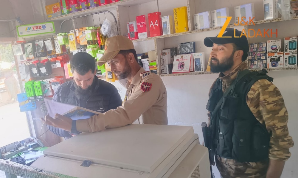 कुलगाम में सिम कार्ड विक्रेताओं के घर दबिश दे रही पुलिस... एक साथ कई जगहों पर छापेमारी की वजह जानकर रह जाएंगे हैरान!