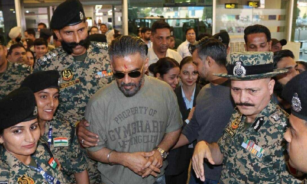 “अगर JK सुरक्षित है तो देश भी महफूज़” जम्मू पहुंचे सुनील शेट्टी, बोले- BSF जवानों की वजह से हम चैन की नींद सो पाते हैं!