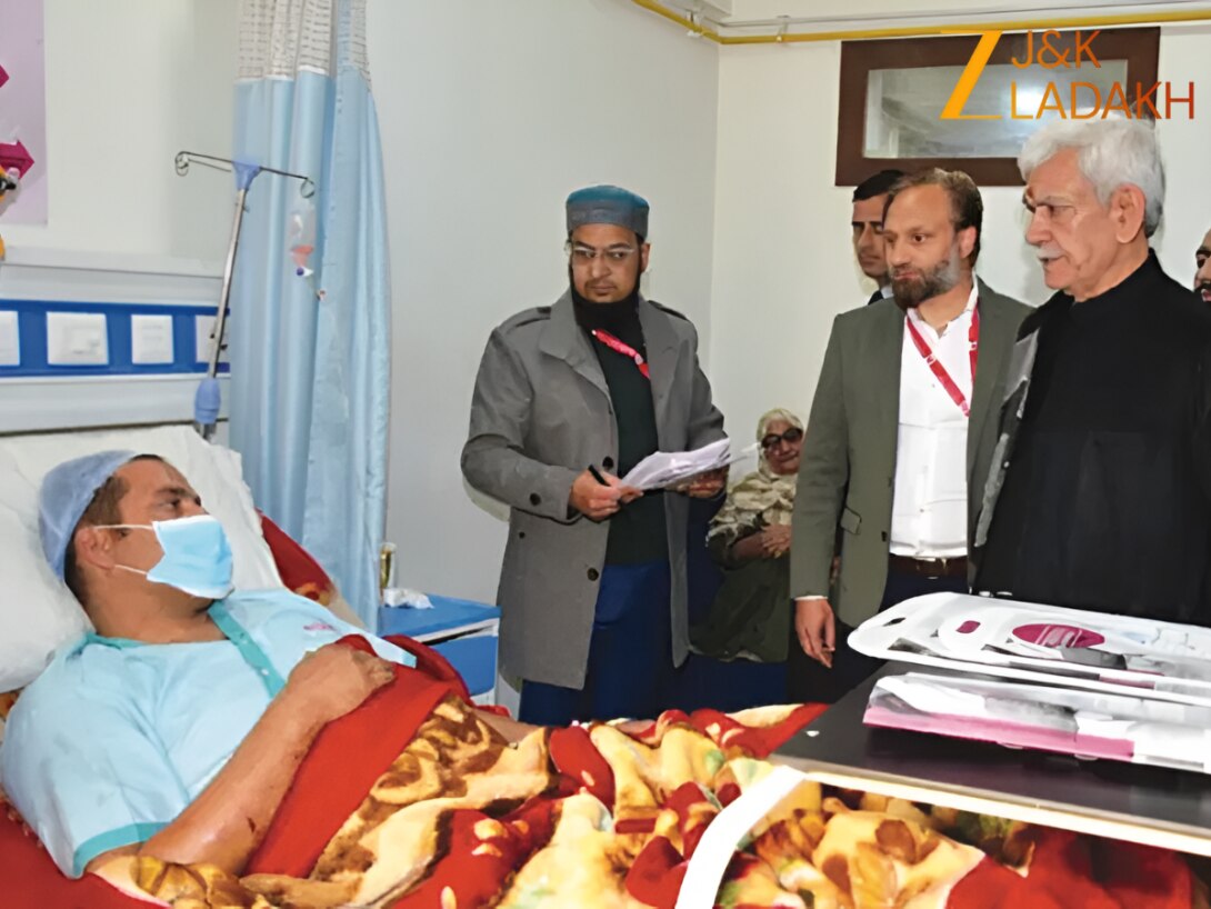 नौगाम विस्फोट: LG मनोज सिन्हा ने SMHS अस्पताल में घायलों से की मुलाकात, दिया बेहतर इलाज का निर्देश!