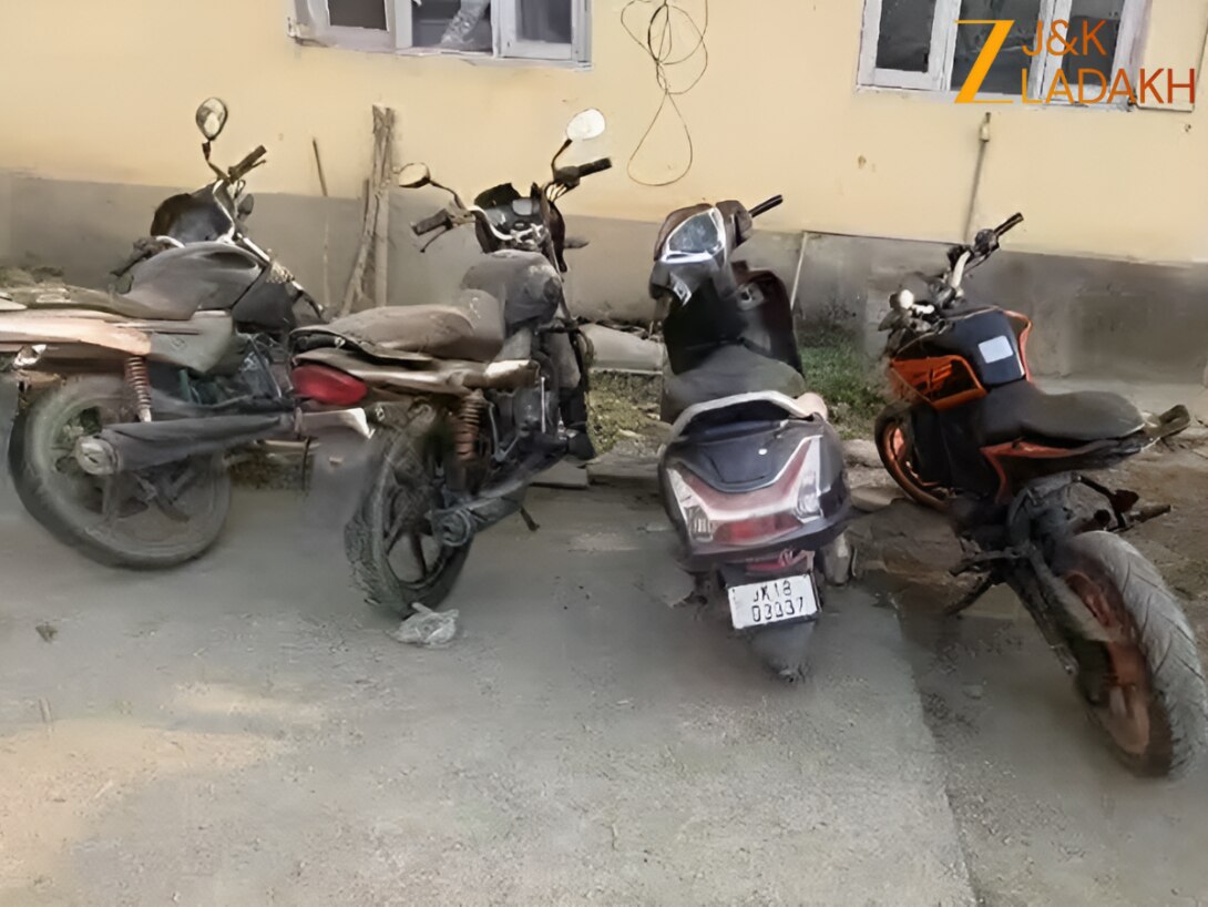 'महिलाओं और छात्राओं की सुरक्षा पहले'... कुलगाम पुलिस ने स्टंट करने वाले नाबालिगों पर कसा शिकंजा, माता-पिता पर दर्ज किया केस