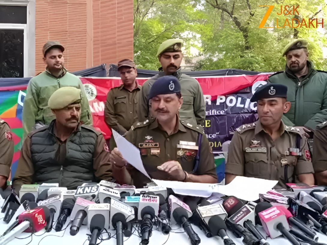जम्मू में बड़ा नारकोटिक्स रैकेट का भंडाफोड़; पुलिस ने 6 लोगों को किया गिरफ्तार, 5kg हेरोइन के साथ 3 पिस्तौल बरामद