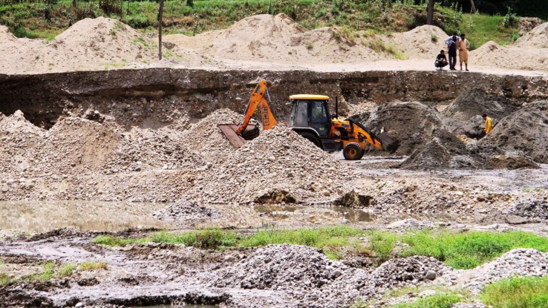 कुलगाम में खनन माफिया पर प्रशासन की सर्जिकल स्ट्राइक- JCB समेत 12 वाहन ज़ब्त, माफिया में मचा हड़कंप