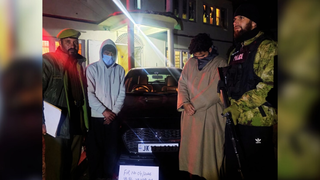 शोपियां पुलिस की बड़ी कार्रवाई : नाका चेकिंग के दौरान ड्रग्स के साथ दो तस्कर दबोचे गए, कार सीज़