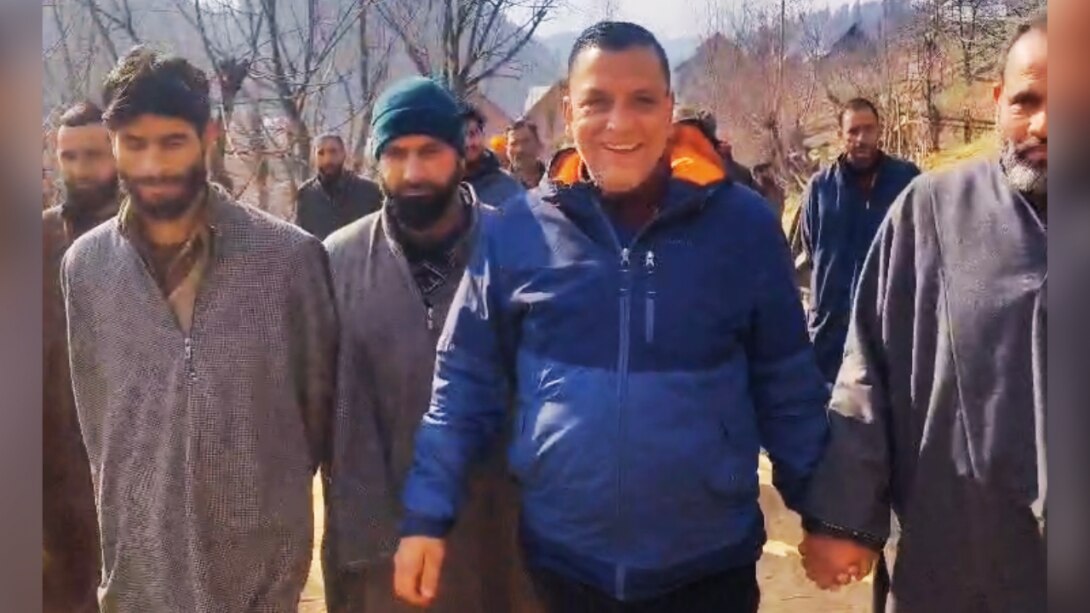 शोपियां में BJP की जनसभा: नसरपोरा में जावेद कादरी ने सैकड़ों लोगों से मुलाकात की, समस्याओं के समाधान का दिया भरोसा