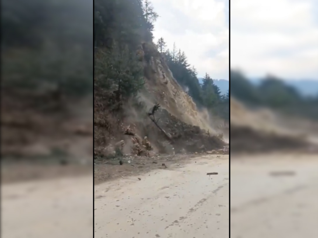 Breaking News: पहाड़ से गिरे मलबे से बारामूला में National Highway बंद, हाईवे पर घंटों से फंसे वाहन...