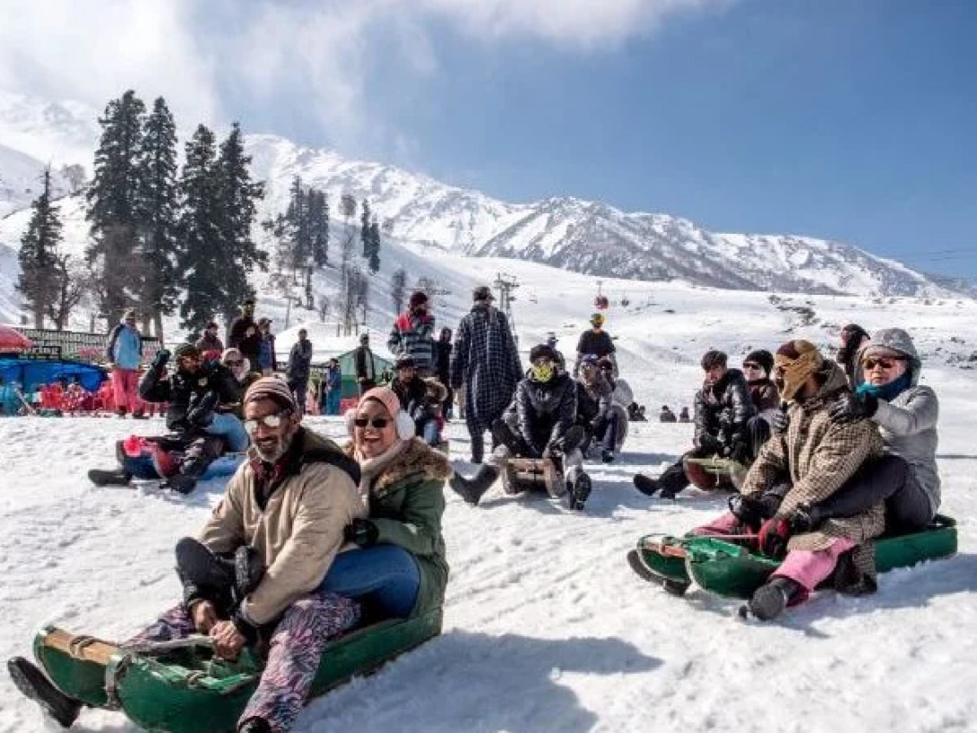 टूरिज्म में बना नया रिकॉर्ड! 2025 में 1.77 करोड़ से ज्यादा पर्यटक पहुंचे J&K, इंटरनेशनल फ्लाइट्स पर भी बड़ा अपडेट...