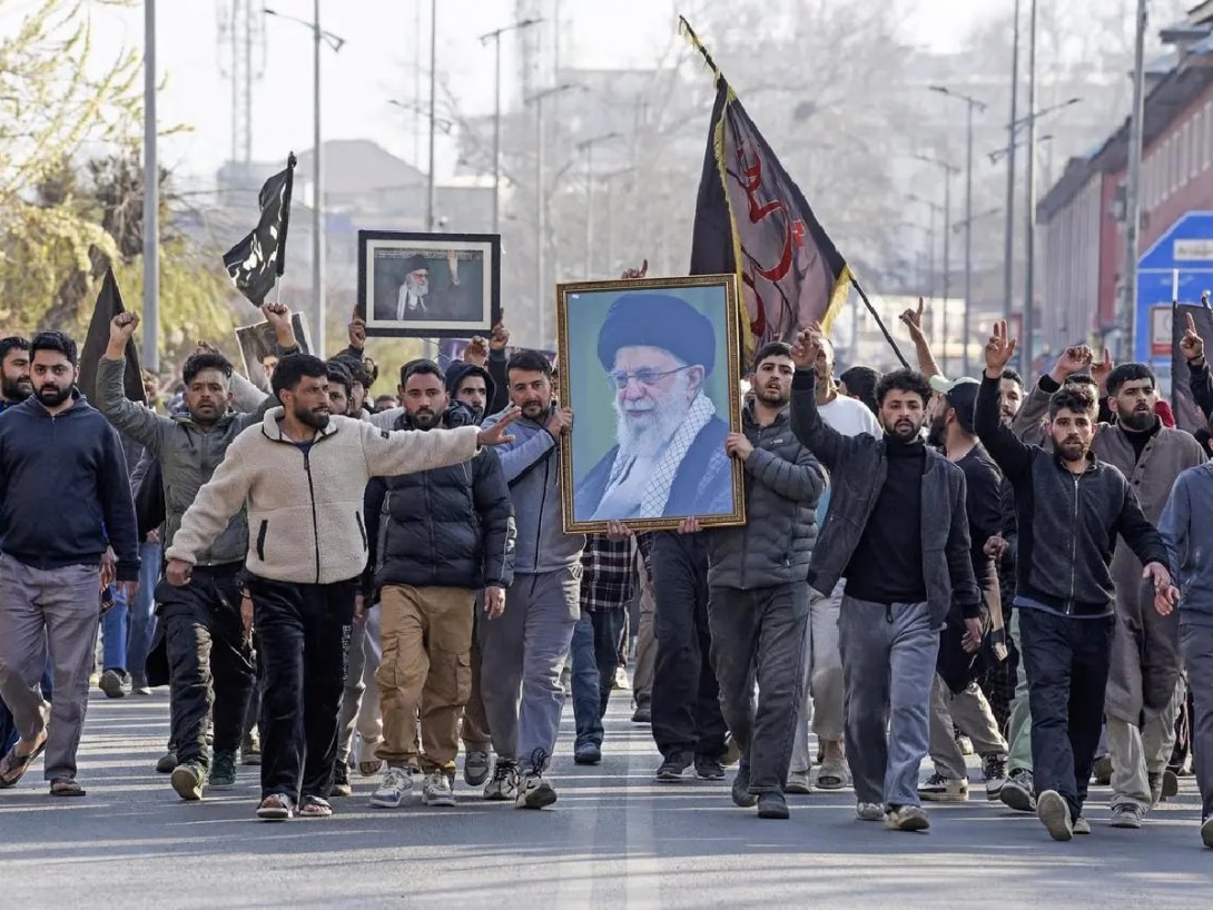 श्रीनगर में खामेनेई की मौत पर उबाल, बटमालू से लाल चौक तक भारी प्रदर्शन, पुलिस ने दागे आंसू गैस के गोले...