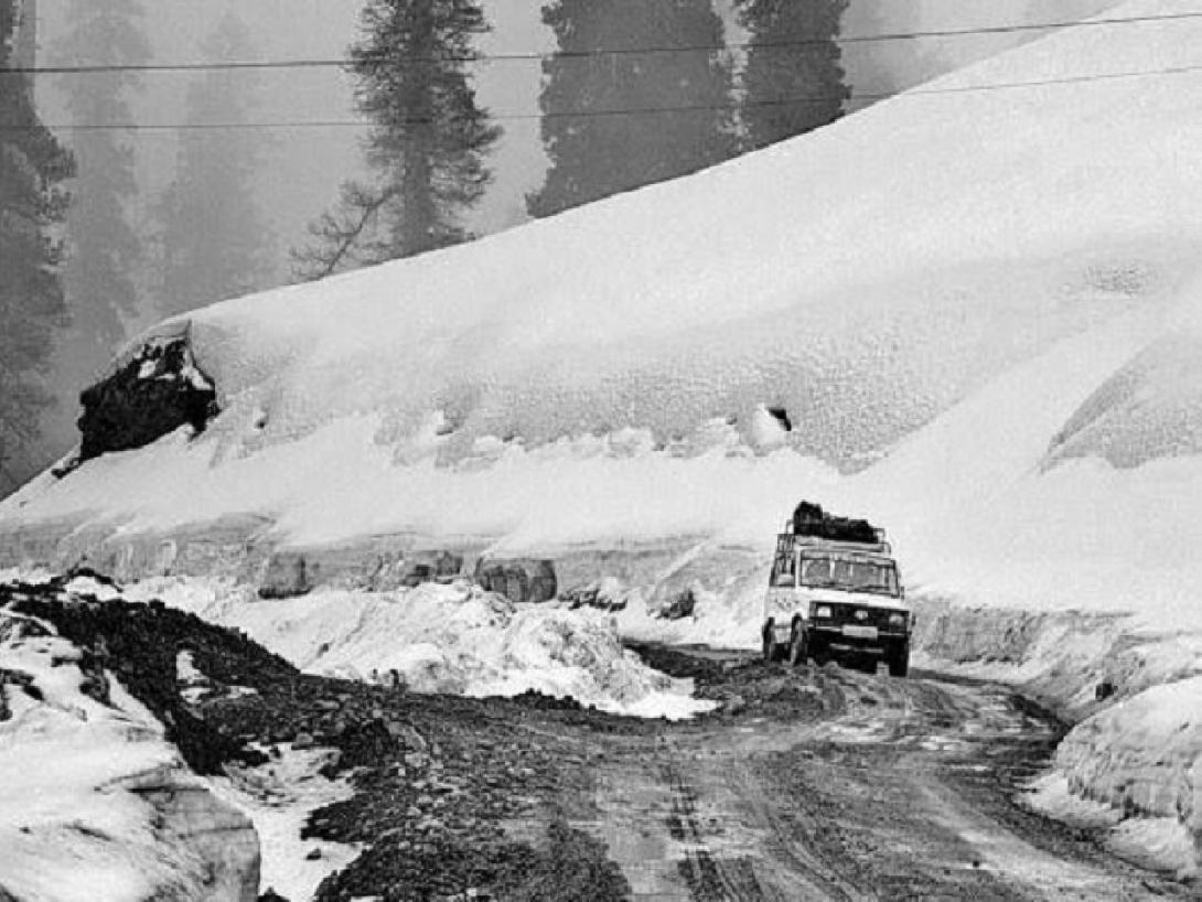 भारी बर्फबारी के बाद बंद हुआ Bandipora–Gurez रोड, Razdan Top पर फिसलन बढ़ने पर रोकी गई गाड़ियों की आवाजाही...