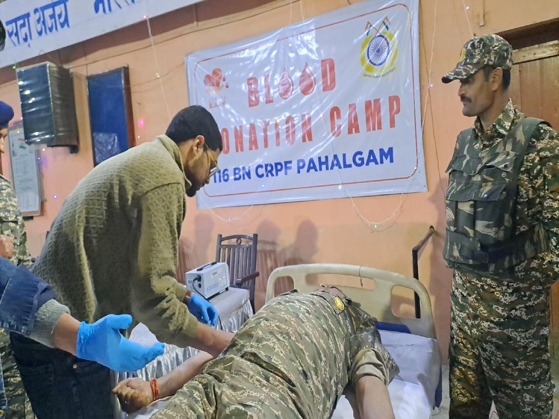 CRPF Raising Day पर जवानों ने दिखाई इंसानियत की मिसाल, अनंतनाग में लगाया गया बड़ा Blood Donation Camp