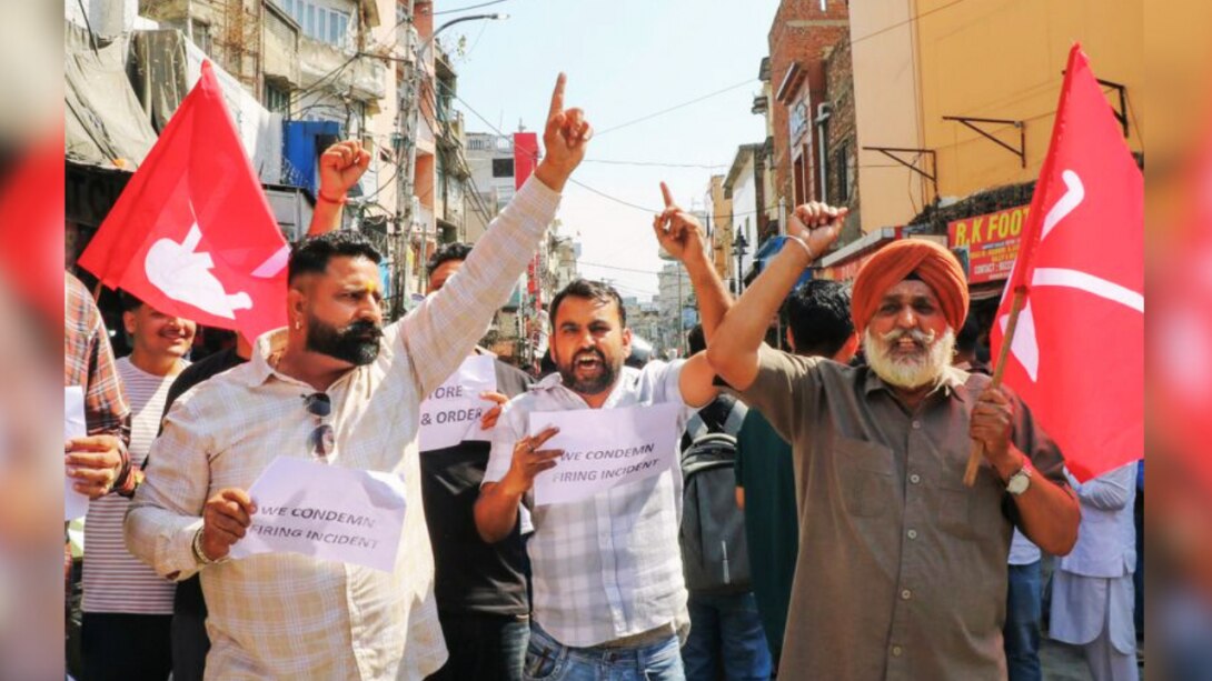 Jammu: फारूक अब्दुल्ला पर हमले के विरोध में NC कार्यकर्ताओं का ज़ोरदार प्रदर्शन, जांच की मांग