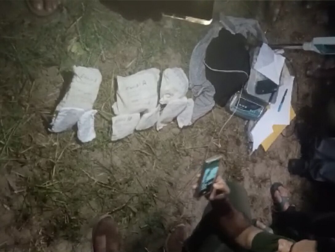 भारत-पाक बॉर्डर के पास ड्रोन से गिराई गई 12 करोड़ की हेरोइन! जम्मू में खेतों से मिली संदिग्ध ड्रोन ड्रॉपिंग...